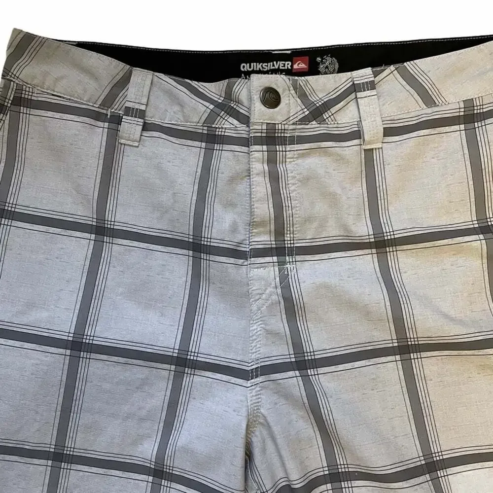 Quicksilver Men’s Grey Plaid Regular Fit Casual 28” Hybrid Amphibian Shorts